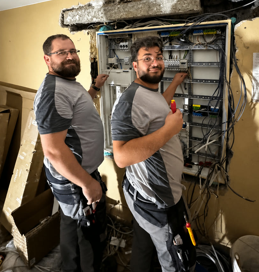 Kollegen von Elektro Kröschel bei der Arbeit